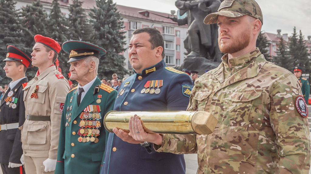 В День города в Брянске защитникам Отечества передали стреляную гильзу с героической землёй