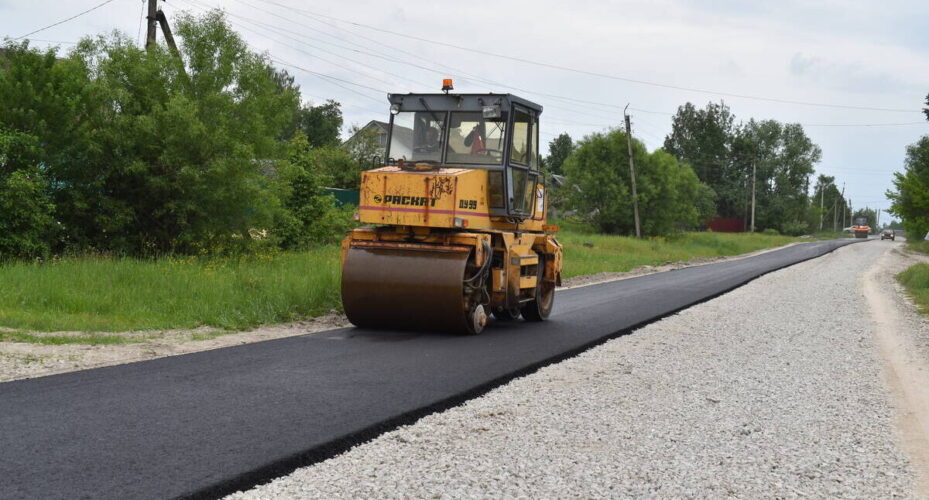 В брянской Клетне продолжают ремонтировать дороги