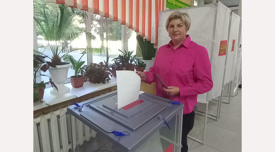 Советник директора по воспитанию и работе с детскими общественными объединениями Александра Малофеева приняла участие в голосовании