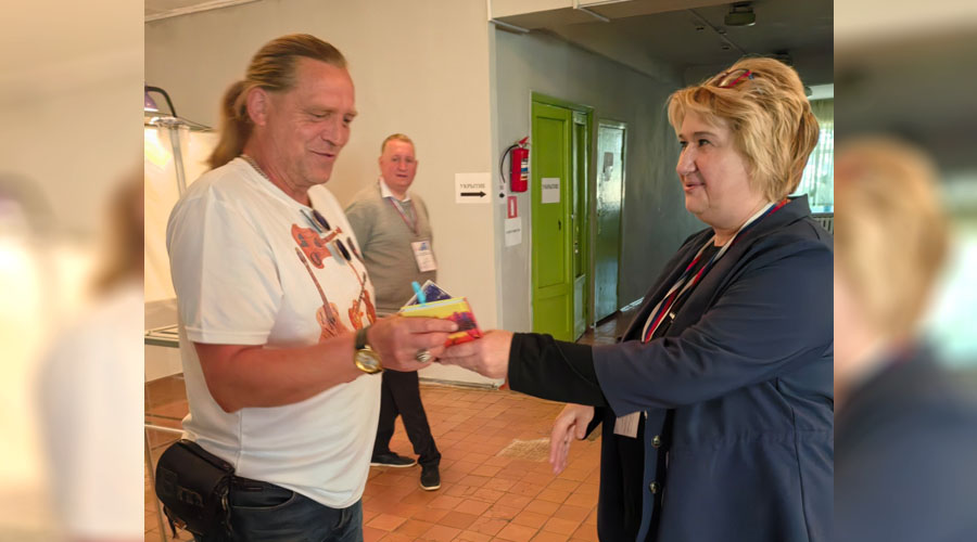 Первым голосующим после открытия одного из навлинских участков стал житель поселка Евгений Мартишин