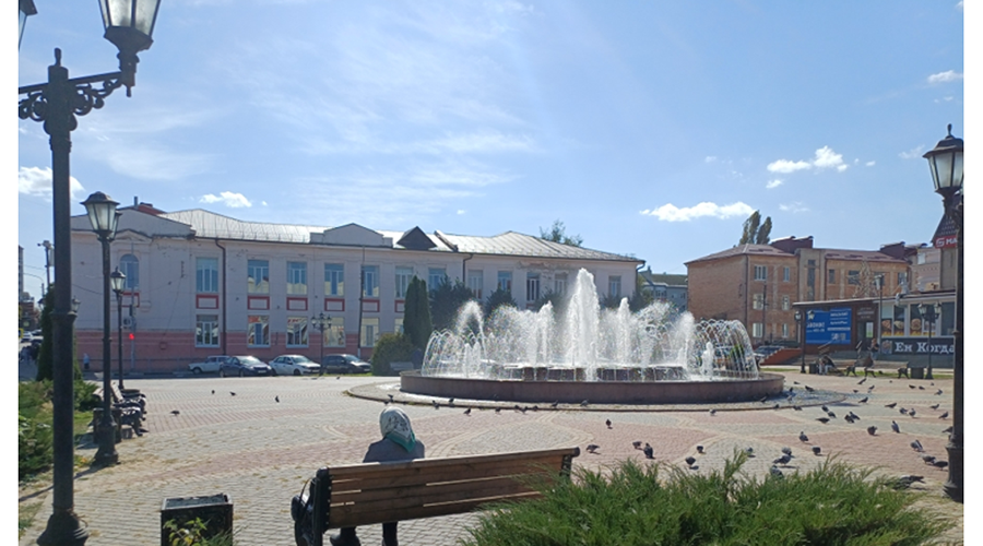 В брянских Клинцах благоустроили площадь в районе фонтана «Центральный»