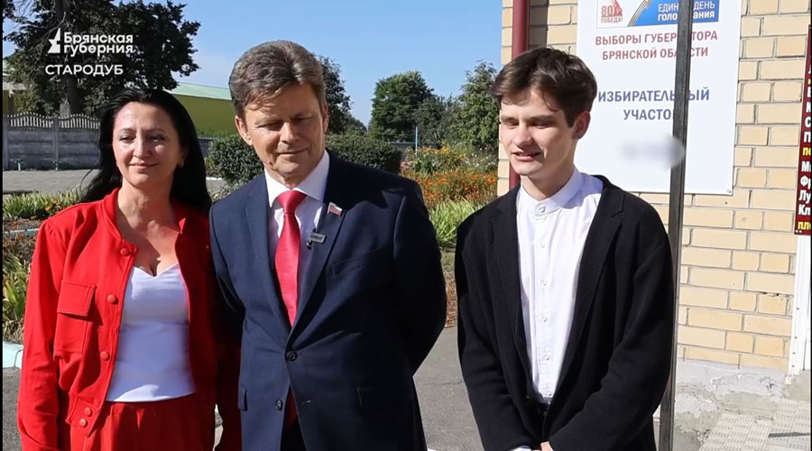 В Стародубском районе Брянщины проголосовал сенатор РФ Василий Попадайло