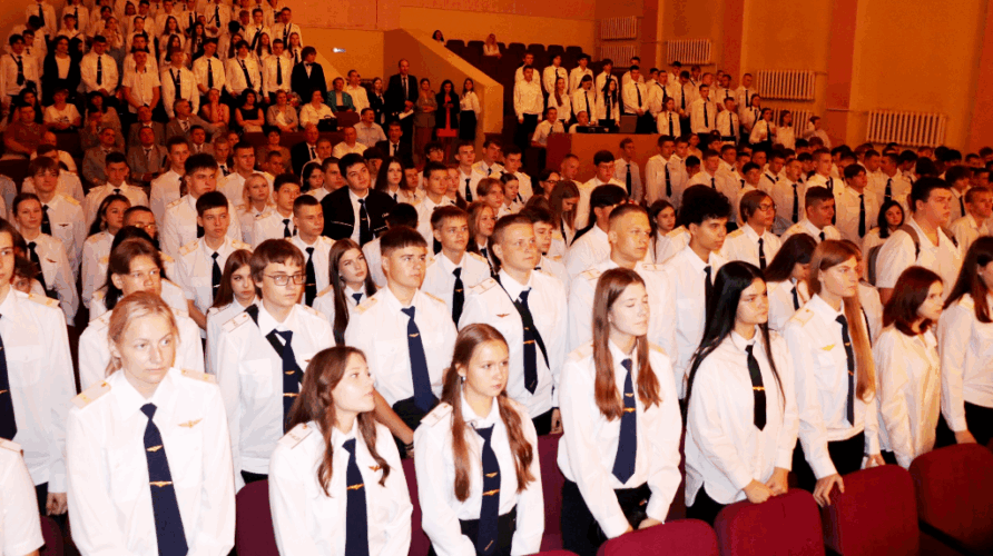 Железнодорожники поздравили брянских студентов с Днём знаний