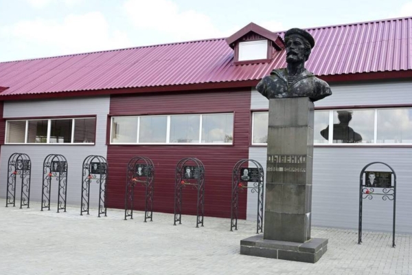 В Новозыбковской школе №6 появилась Аллея Героев