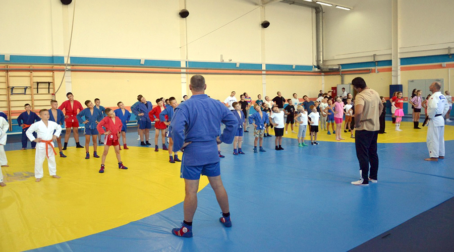 В Брянске провели спортивный праздник «Тренируйся со звездой»