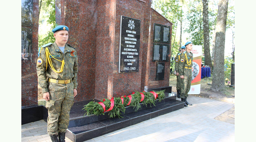 В стародубском селе на Брянщине открыли обновлённый памятник погибшим в годы войны воинам-односельчанам