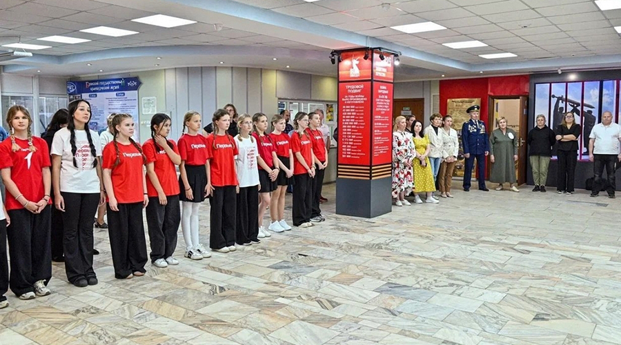 В брянском краеведческом музее открылась выставка «Юношеству — окрыляющий пример»