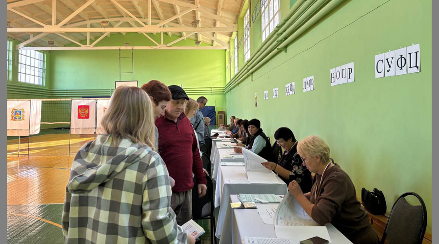 На участках в Навлинском районе активно голосуют