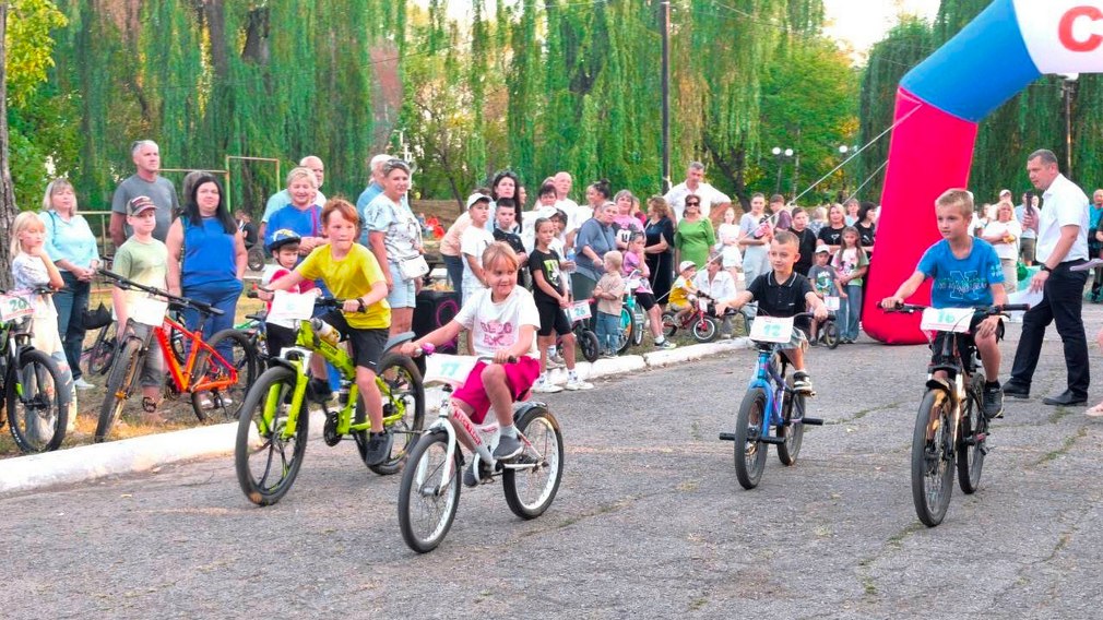 Валентин Суббот передал новые велосипеды победителям веломарафона Брянки