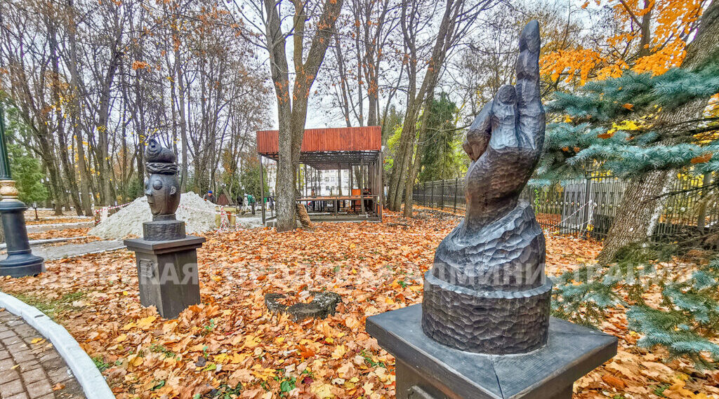 Новые скульптуры украсят вход в культурно-досуговый центр парка Толстого в Брянске