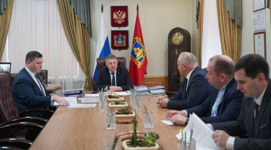 Александр Богомаз и гендиректор «Газпром межрегионгаз Брянск» Алексей Киреенко обсудили программу развития газификации Брянской области