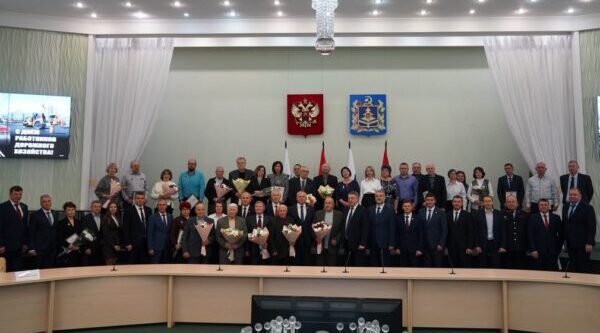 Губернатор Александр Богомаз поздравил в Брянске сотрудников и ветеранов дорожной отрасли