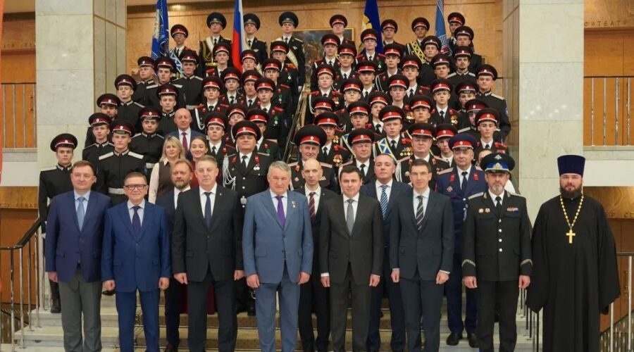 Стародубскому казачьему кадетскому корпусу вручено переходящее знамя Президента РФ