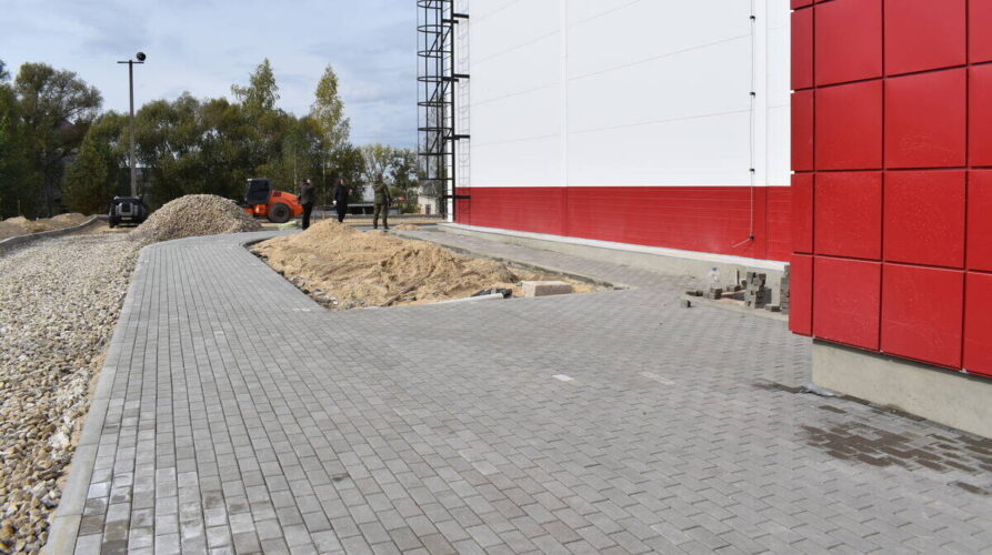 В брянской Клетне благоустраивают территорию строящегося СОК с бассейном