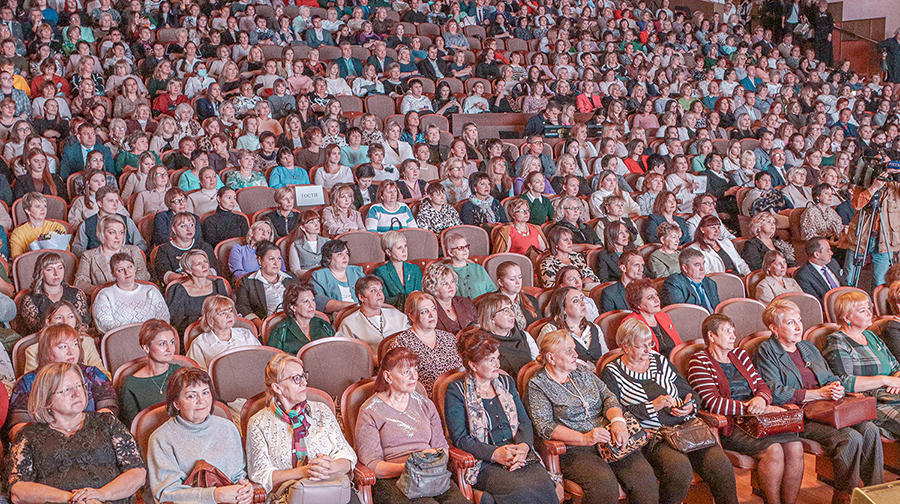 Брянских педагогов поздравили с Днем учителя