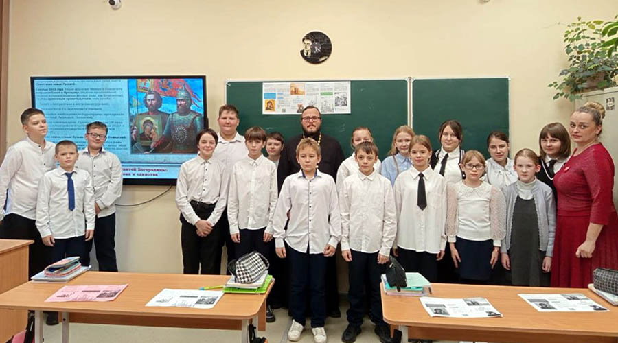 Благочинный Навлинского церковного округа провел открытый урок «Разговоры о важном» в школе №2