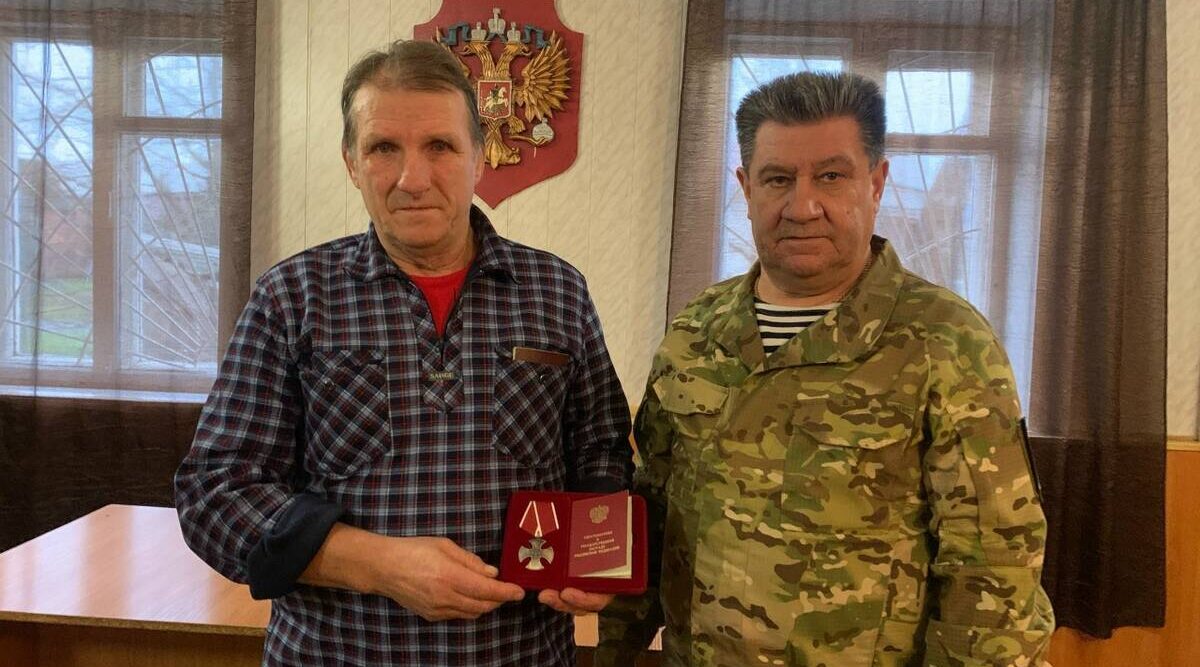 В брянском Стародубе вручили орден Мужества отцу погибшего на СВО воину