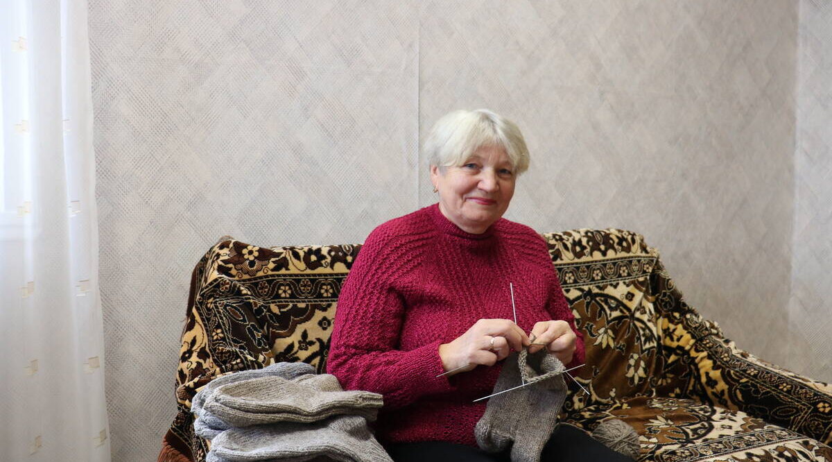 В Стародубском округе Брнщины Татьяна Ермак вяжет носки для воинов