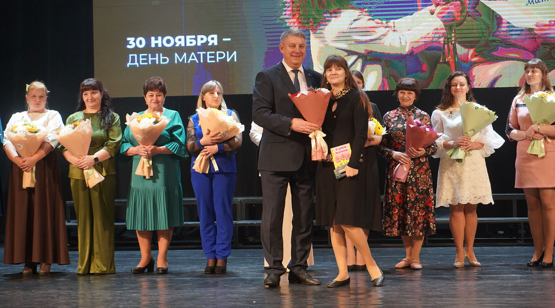 Брянский Губернатор вручил многодетным матерям почетный знак «Материнская слава»