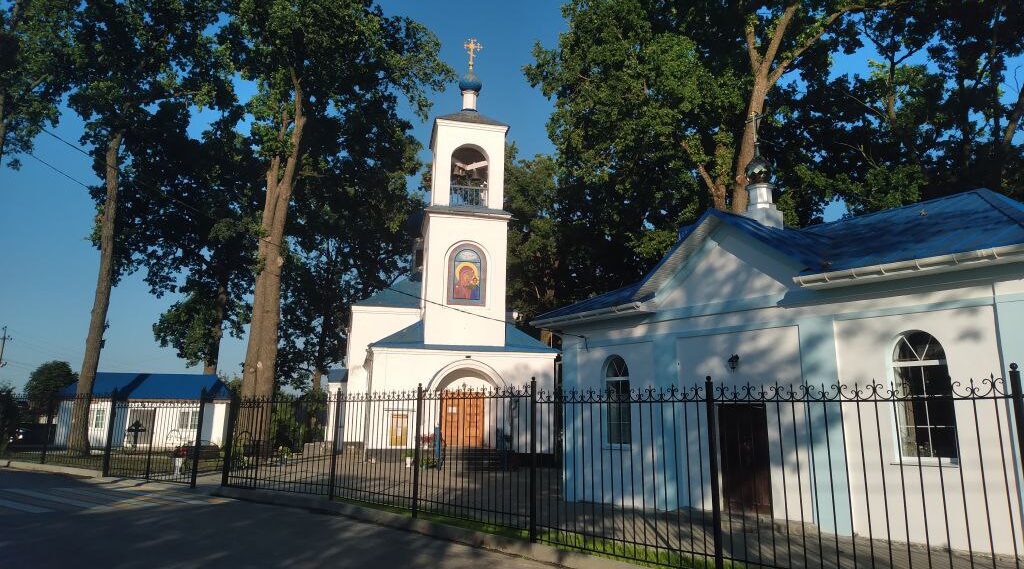 Благочинный Навлинского церковного округа иерей Тимофей Учватов поздравил жителей с праздниками