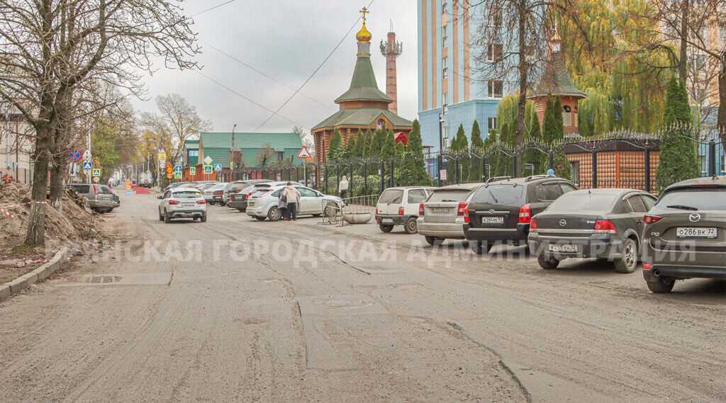 В Брянске на улице Камозина сняли старый асфальт