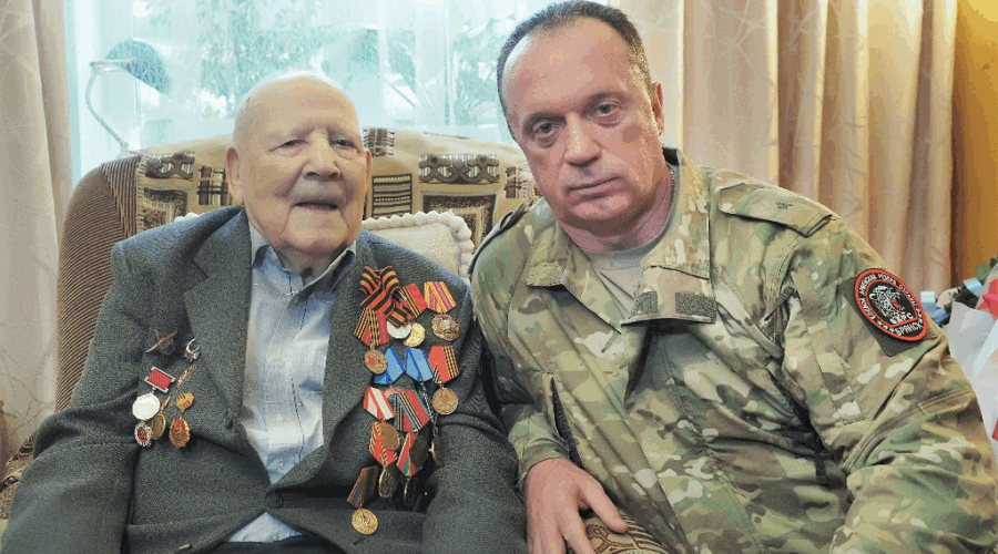 Командир бригады «БАРС-Брянск» Сергей Антошин поздравил ветерана с вековым юбилеем