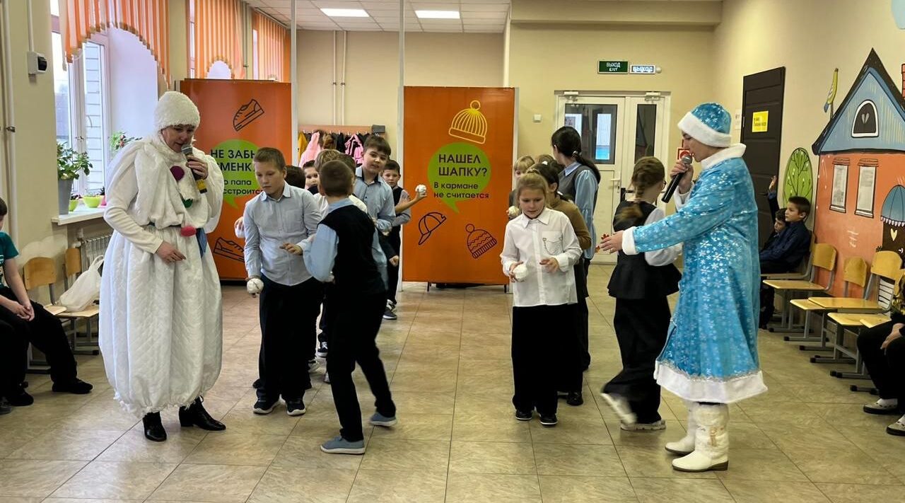 Навлинские школьники поздравили Деда Мороза с днем рождения