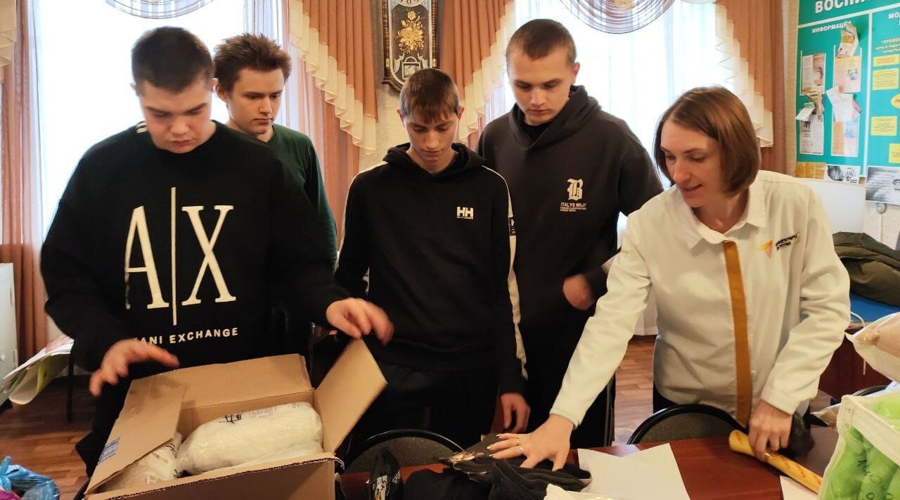 Навлинские студенты передали помощь бойцам СВО