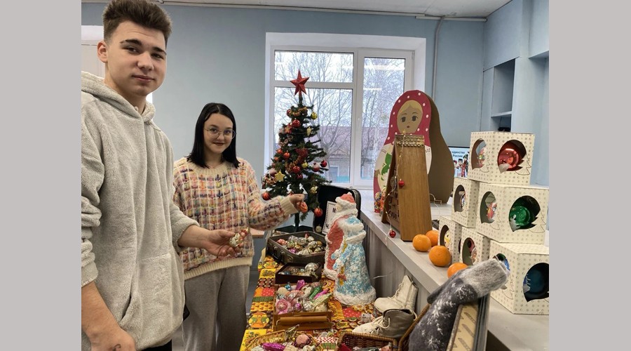 В навлинском техникуме открылась выставка «История советской новогодней игрушки»