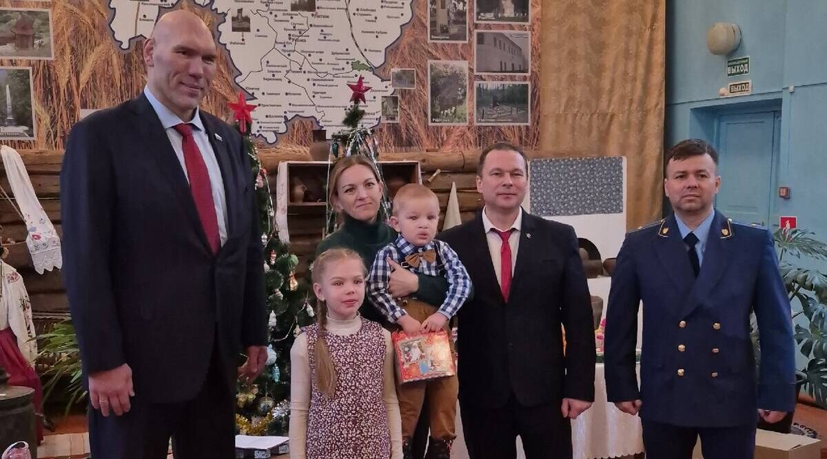 Николай Валуев поздравил детей на «Новогодней елке» в Комаричском районе Брянщины