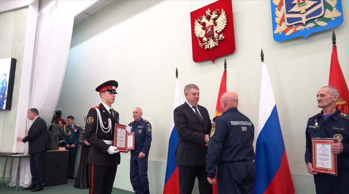 Александр Богомаз поздравил с профессиональным праздником сотрудников и ветеранов службы МЧС