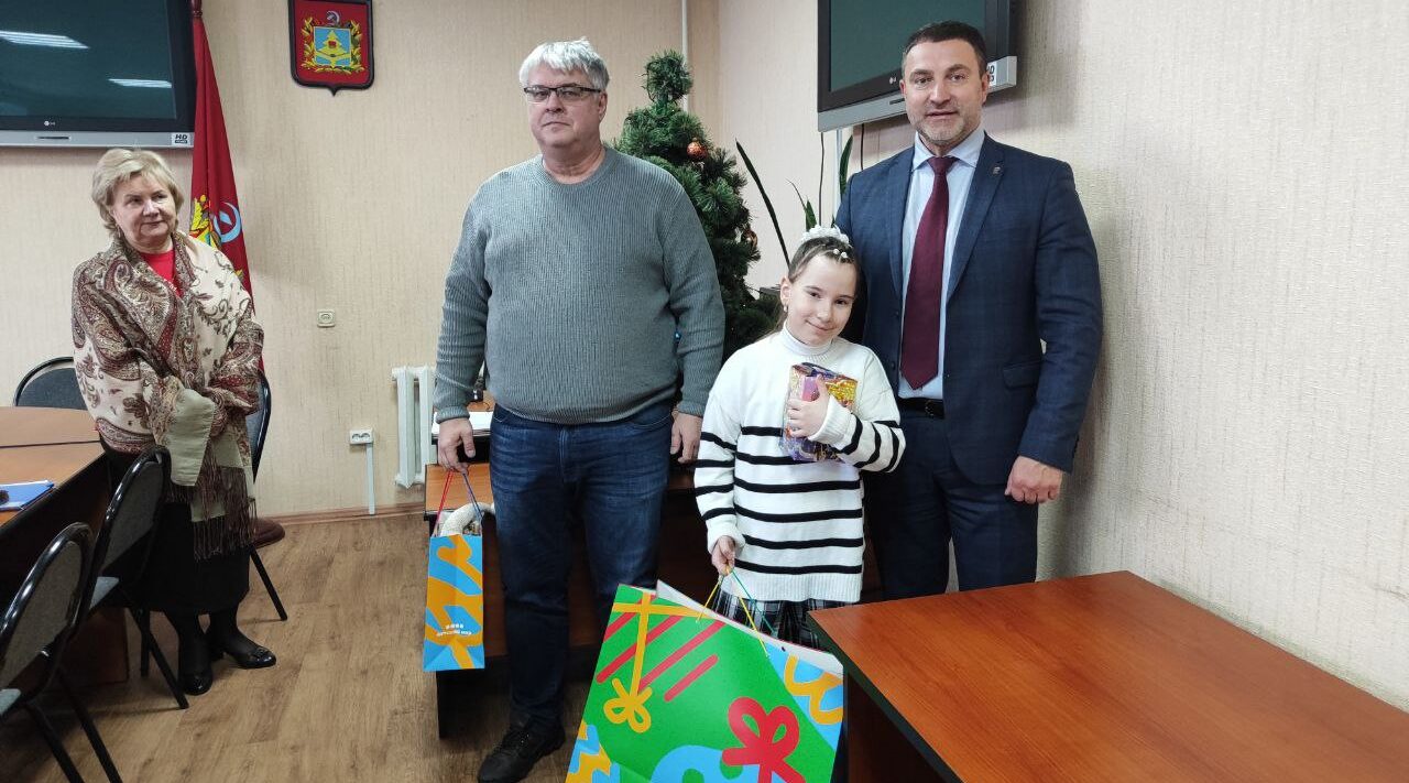 «Елка желаний» исполнила мечты двух навлинских девочек