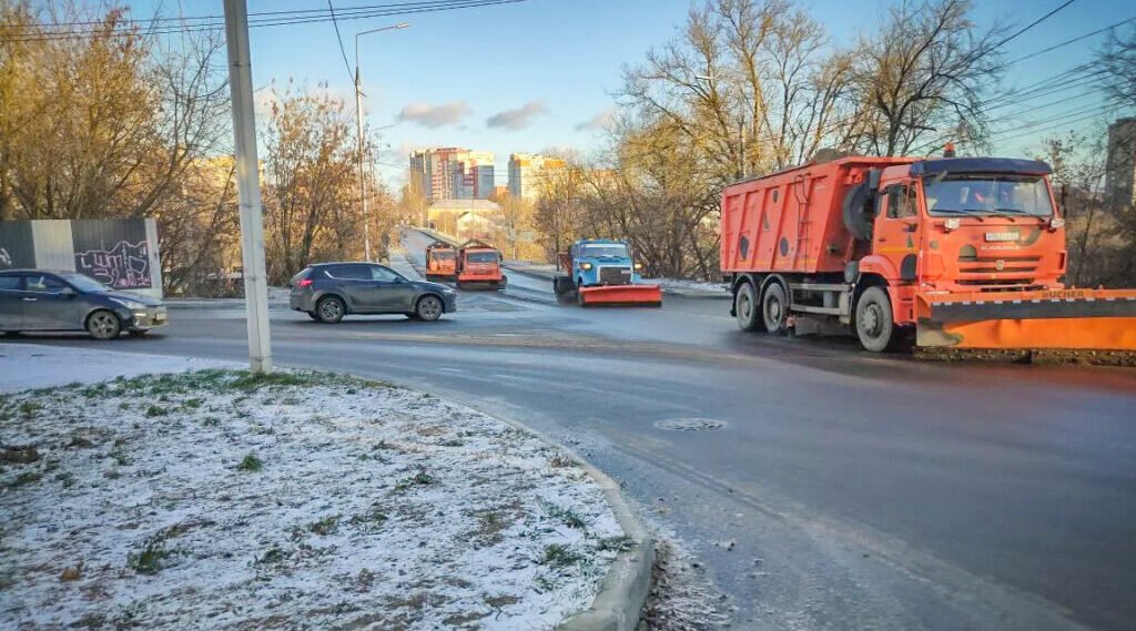 Брянские дорожники ведут борьбу со снегом и гололёдом