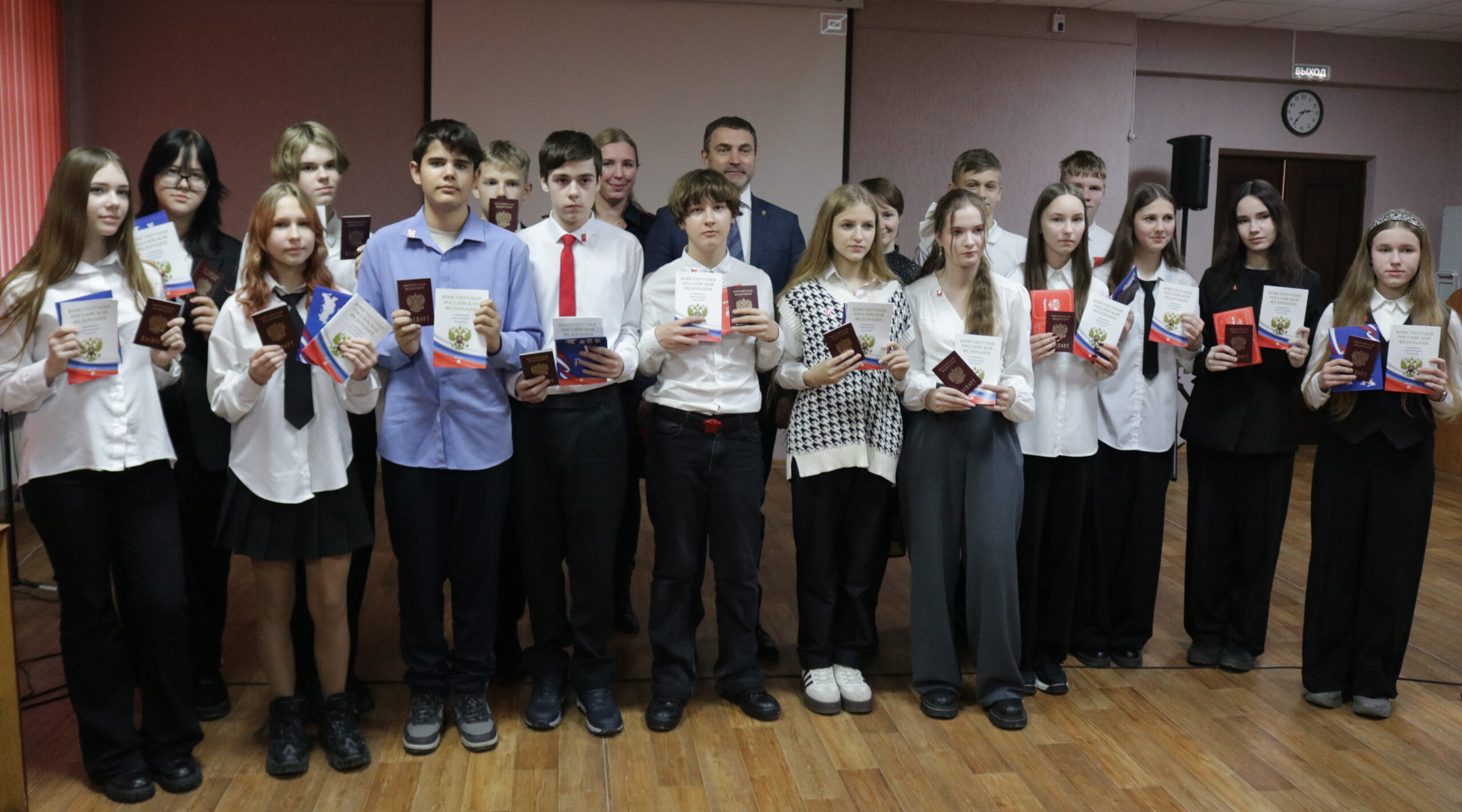 Юным навлинцам вручили паспорта гражданина РФ