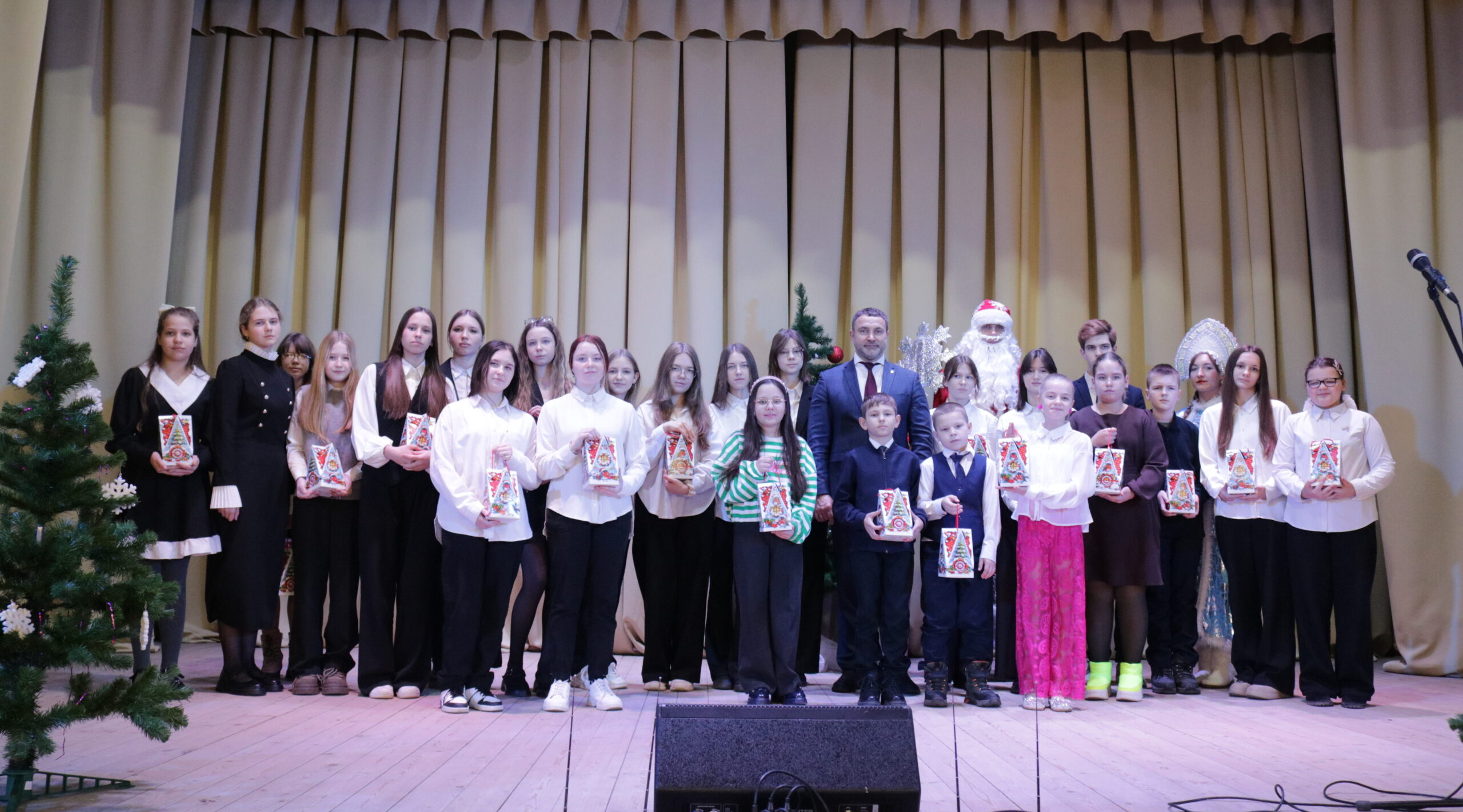 В Навлинском районе состоялось особенное предновогоднее событие – главная ёлка главы администрации