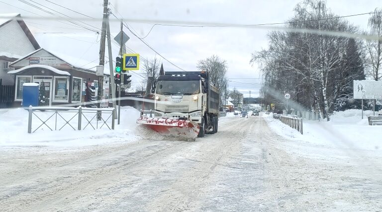 В Навле полным ходом идет уборка снега на дорогах
