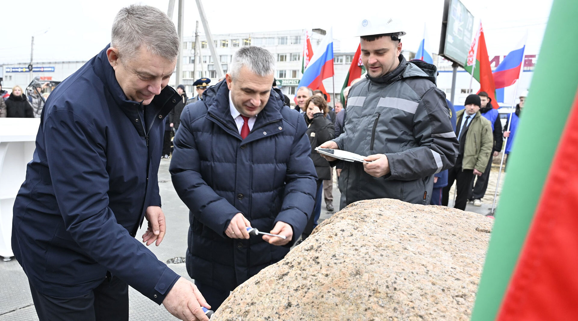 Александр Богомаз и Иван Крупко заложили камень в основание 11-этажного дома