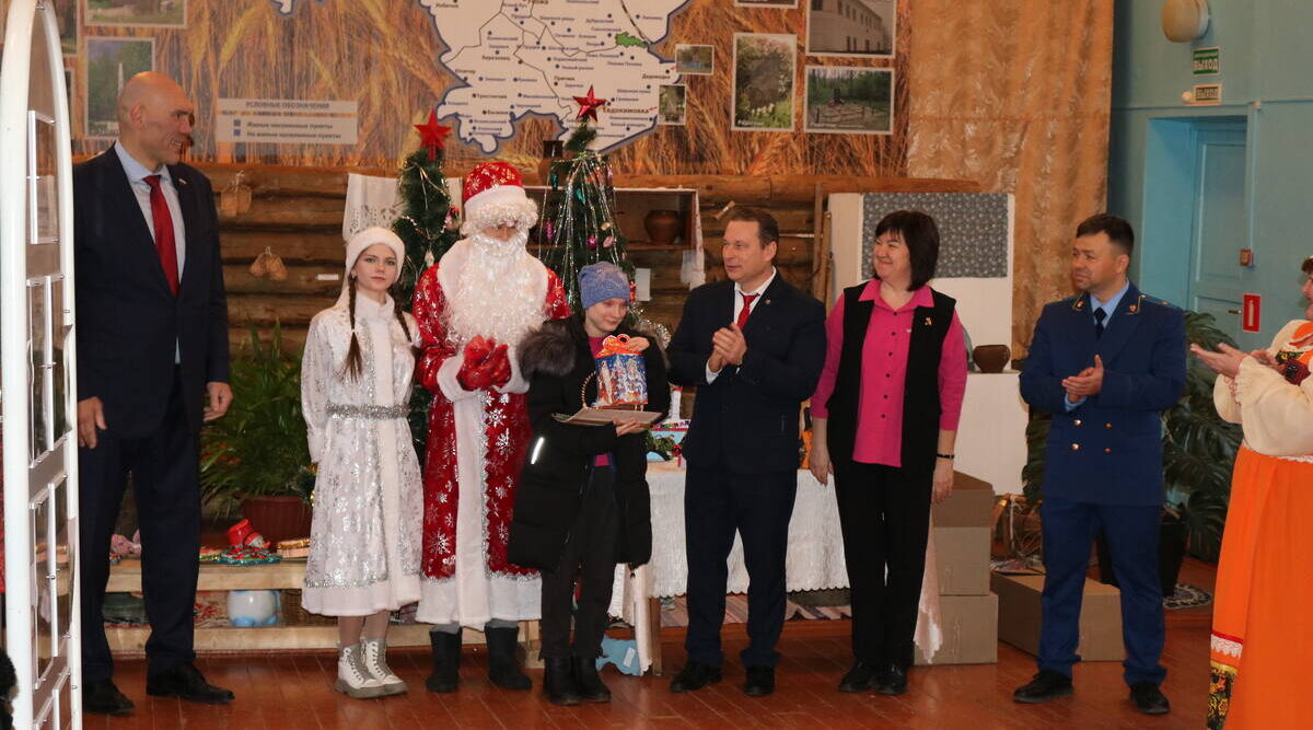 В брянских Комаричах сироте вручили ключи от квартиры