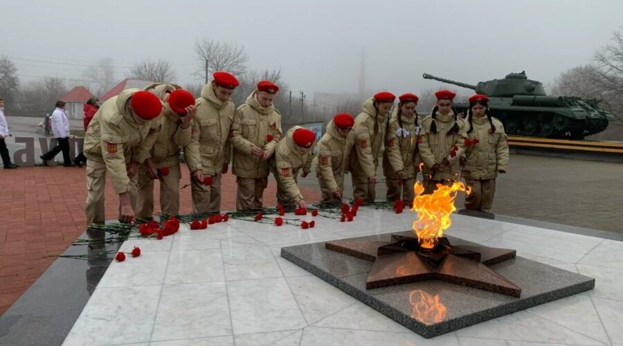 В брянском Стародубе в День неизвестного солдата возложили цветы к Вечному огню