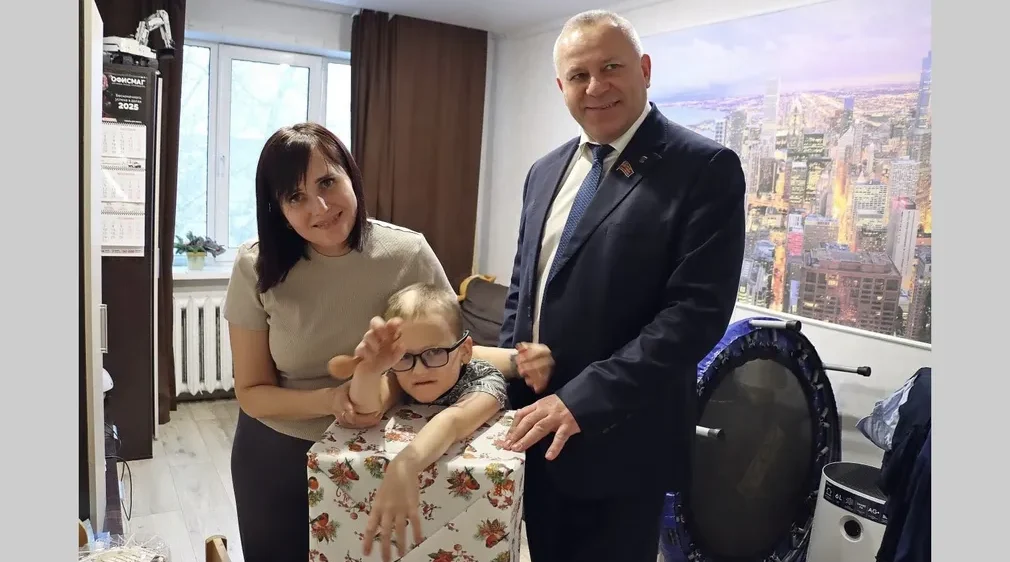 Спикер брянской облдумы исполнил новогоднее желание 8-летнего Даниила