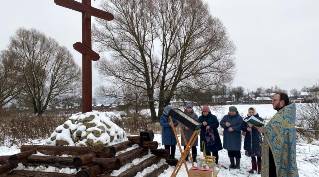 В Чичково Навлинского благочиния состоялось освящение Поклонного креста