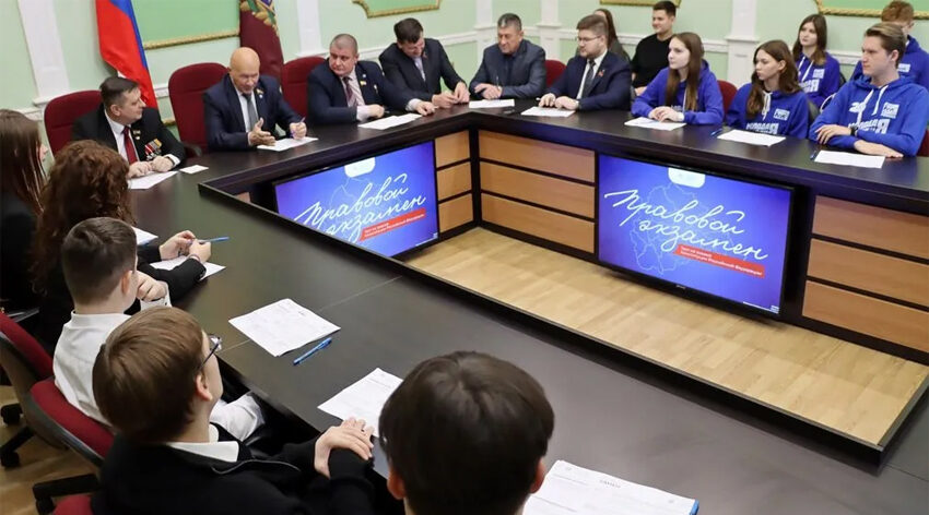 В Брянске молодежный парламент провел «Правовой экзамен»