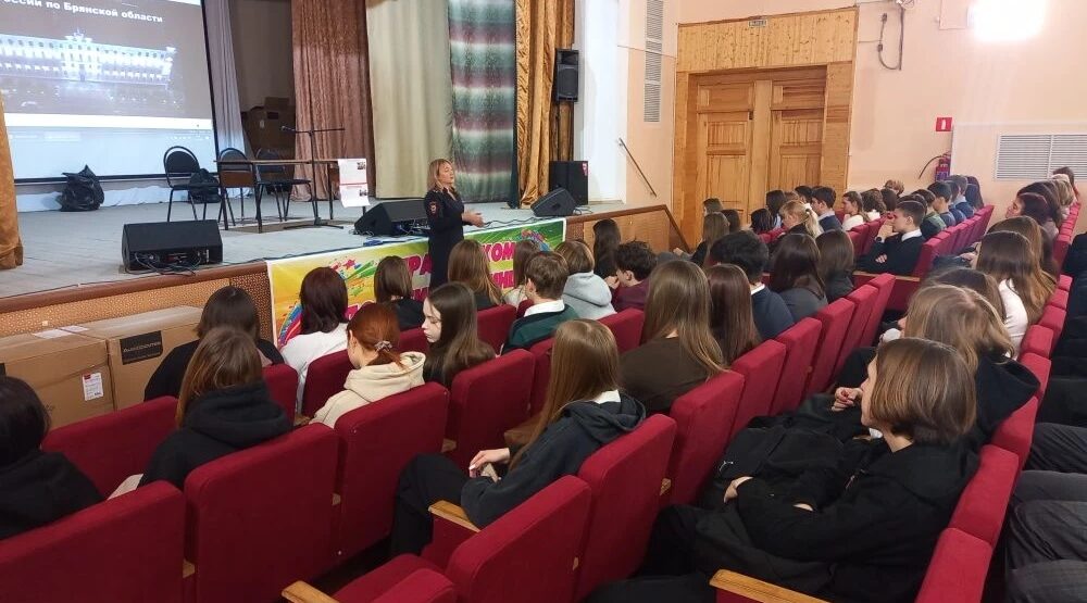 Выпускникам навлинского техникума рассказали о поступлении в вузы системы МВД