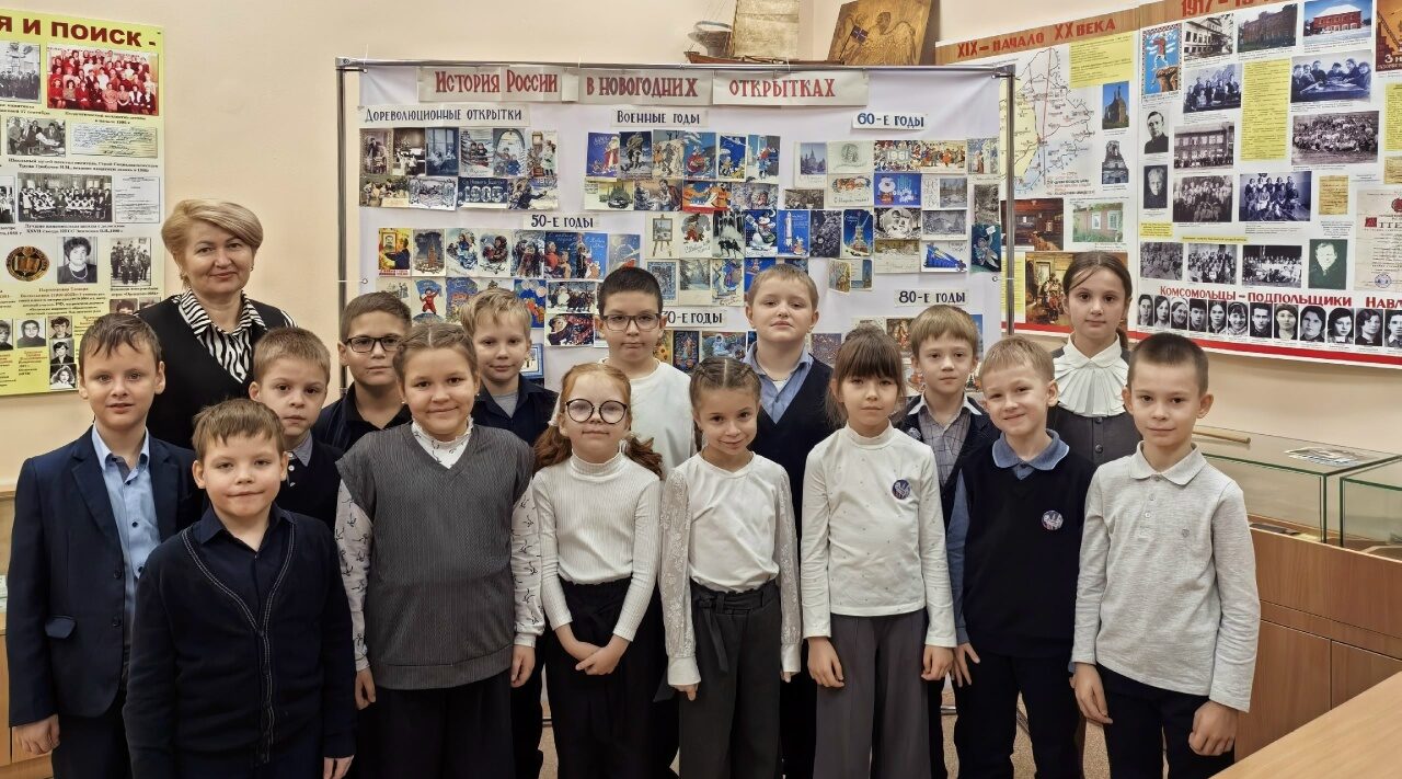 В музее навлинской школы открылась выставка «История России в новогодних открытках»