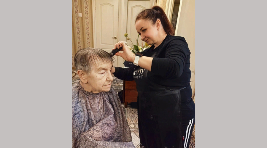 Навлинский парикмахер-волонтер подарила красоту пожилым людям