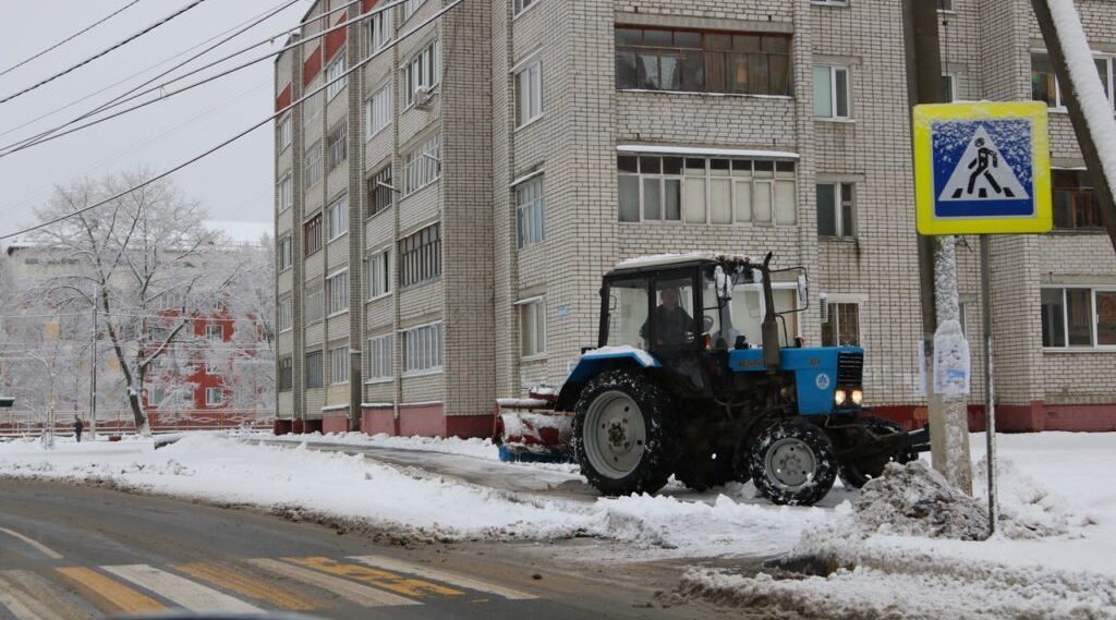 Улицы Брянска убирают после первого снегопада