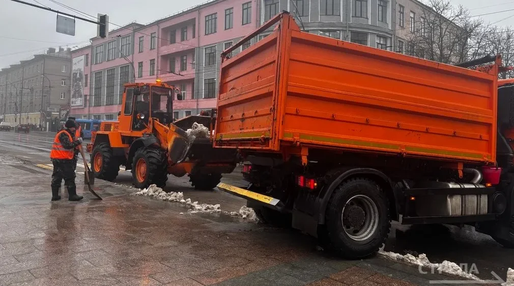 В Брянске коммунальные службы продолжают уборку дорог и тротуаров