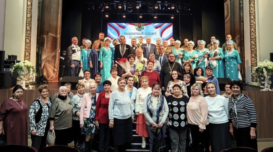 Благочинный Навлинского церковного округа стал почетным гостем концерта «Тепло материнских сердец»