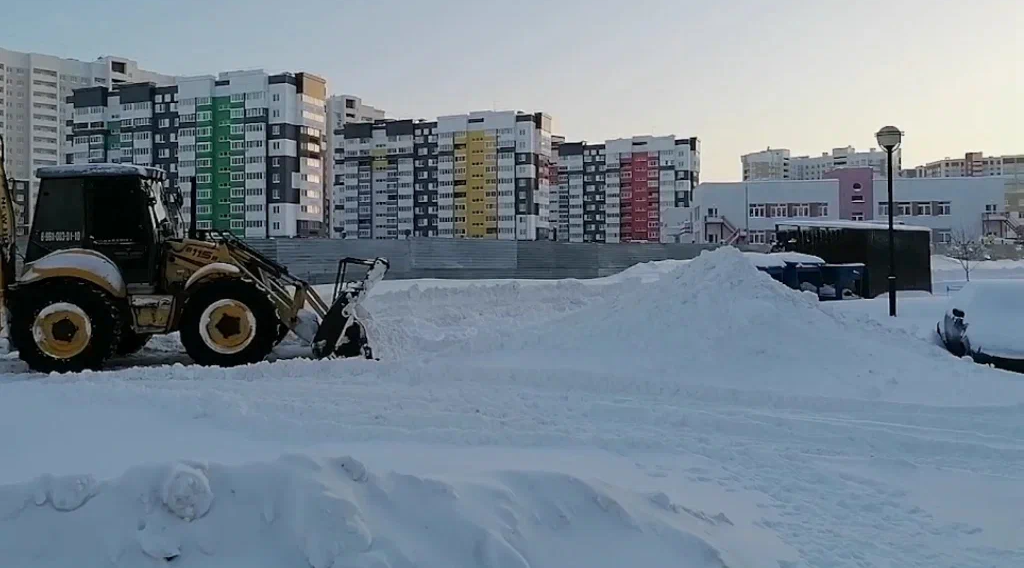 В Брянске ведется очистка дворов от снега после метели