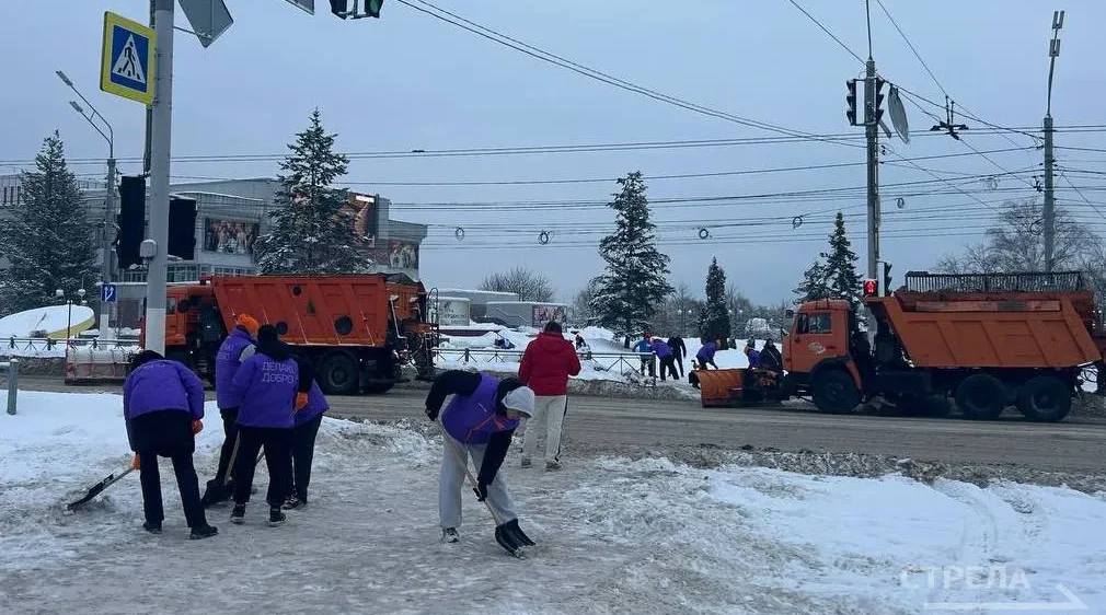 Молодежь Брянска вышла на борьбу с последствиями снегопада